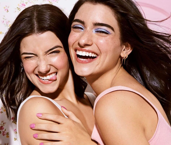 Celebrity nails D'amelio sisters wearing Kiara Sky Nails